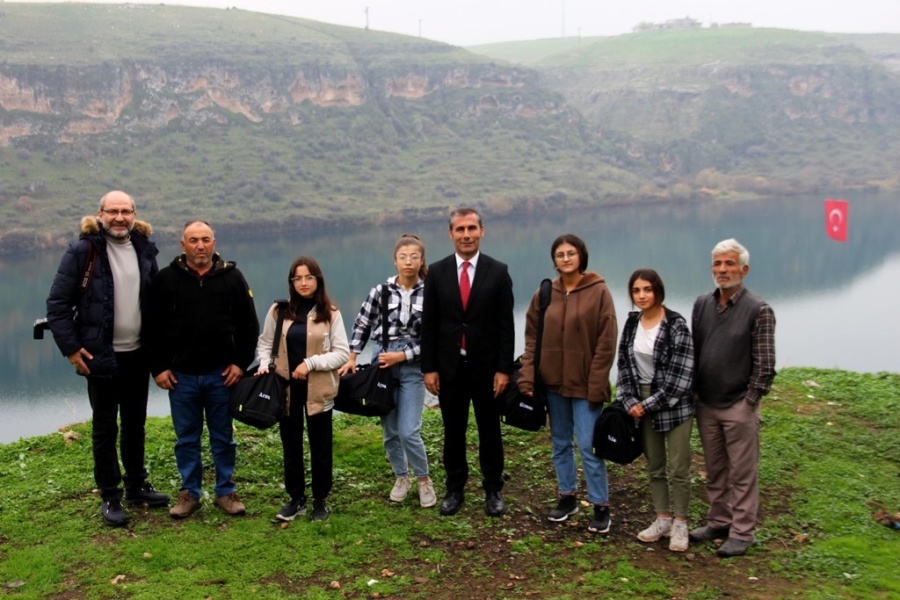 Maratonu izleyen köylü kızlar kürek takımı kuruyor 