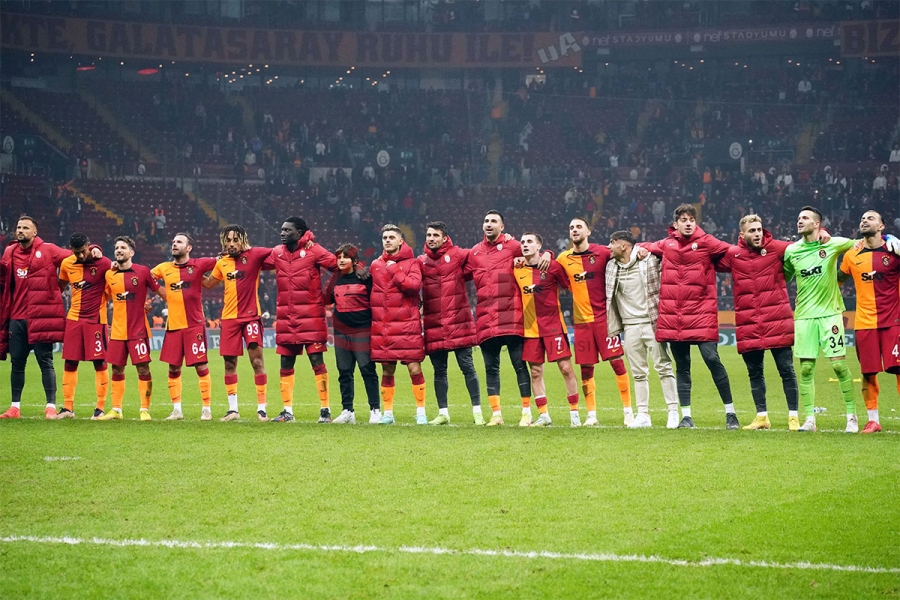 Galatasaraylı futbolcular liderliği taraftarla kutladı