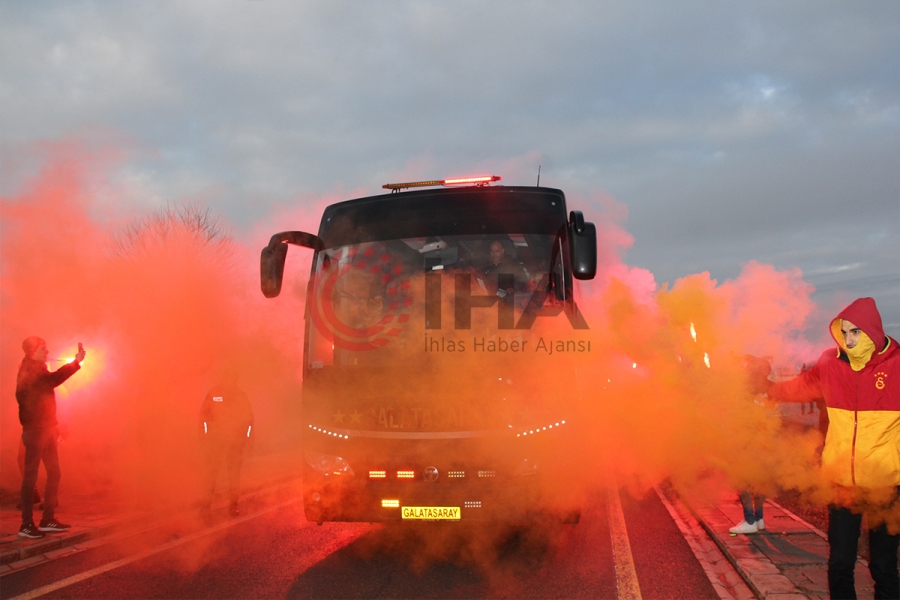 Galatasaray kafilesine Sivas'ta meşaleli karşılama