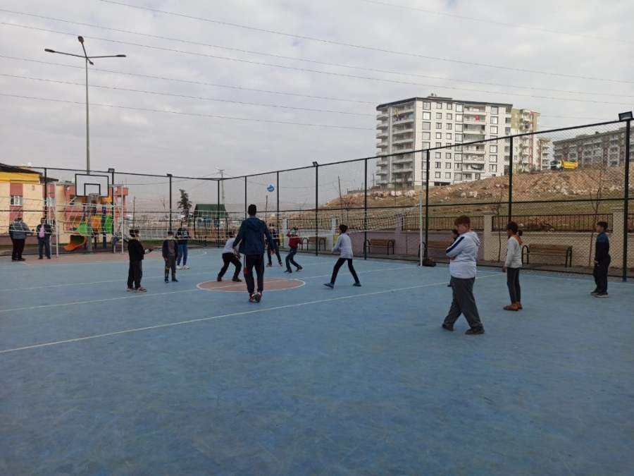 Siirtli çocuklar yeni voleybol sahalarına kavuştu