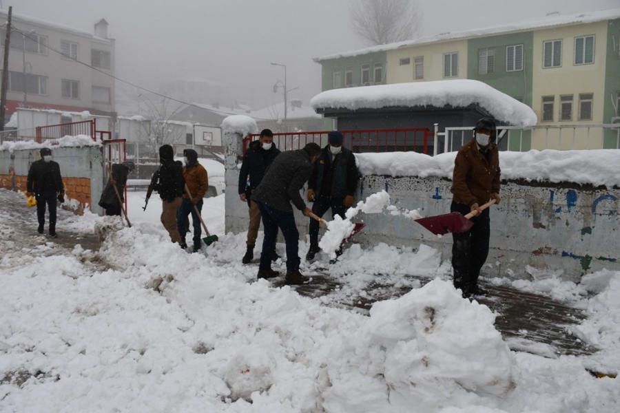 Şırnak’ta karla mücadele çalışmaları sürüyor