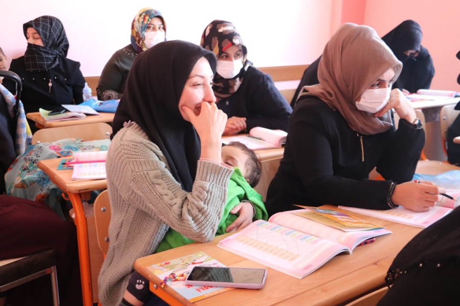 Atıl durumdaki bina köy yaşam merkezi oldu, köylü kadınlar çocuklarıyla kursa geldi