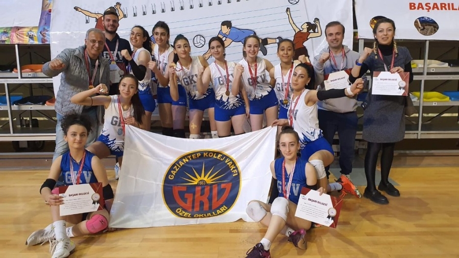 Kolej Vakfı Genç Kızlar Voleybol takımı Türkiye yarı finallerinde 