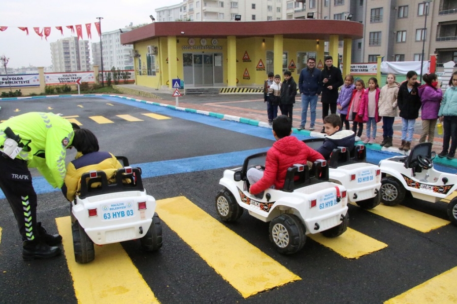 Çocuklar trafik kurallarını eğlenerek öğrendi 