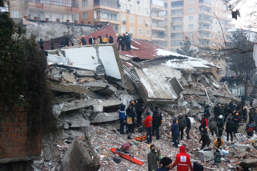 TÜRKİYE GECE YARISI 7.7 ŞİDDETİNDEKİ DEPREMLE UYANDI