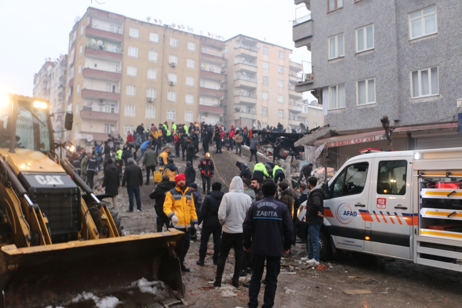 Diyarbakır’da 2 kişinin öldüğü 106 kişinin yaralandığı iş merkezinin çökme anı kamerada