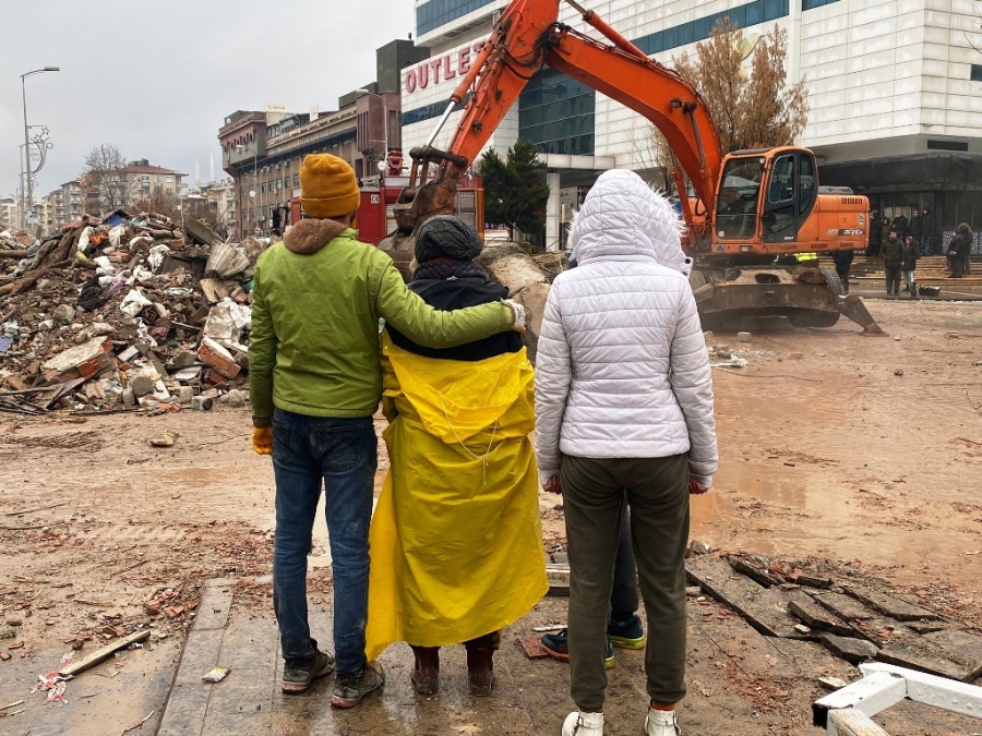 3 çocuğu ve eşiyle 4. kattan zemine kadar düşen daireden sağ kurtuldu