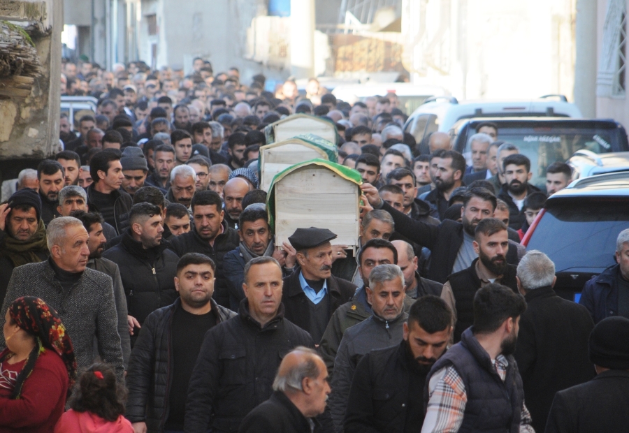 Gaziantep’te Deprem Enkazı altında hayatını kaybeden Anne ve İki Kızı Cizre’de yan yana defnedildi