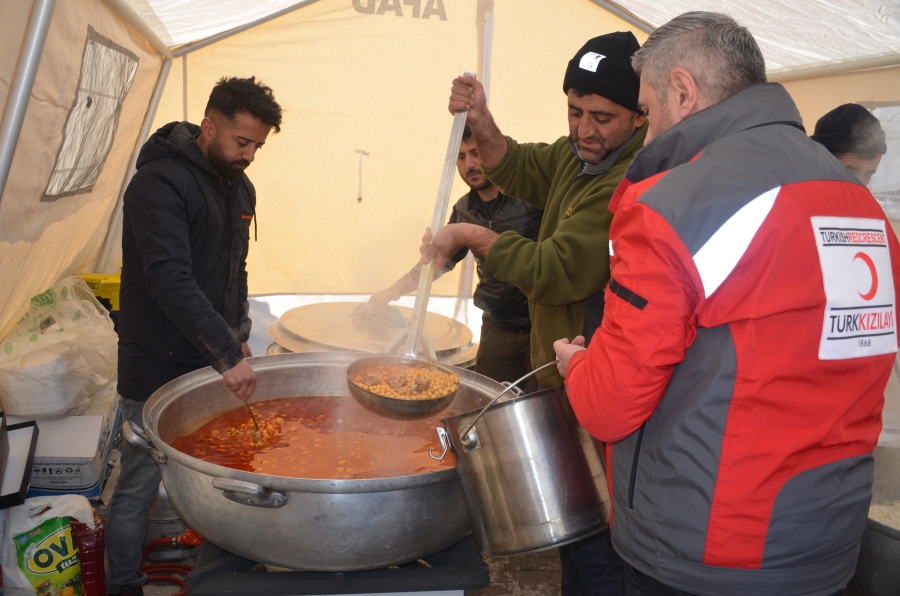 Şırnaklı aile günde 3 bin kişiye yemek hazırlayıp Kızılay'a teslim ediyor