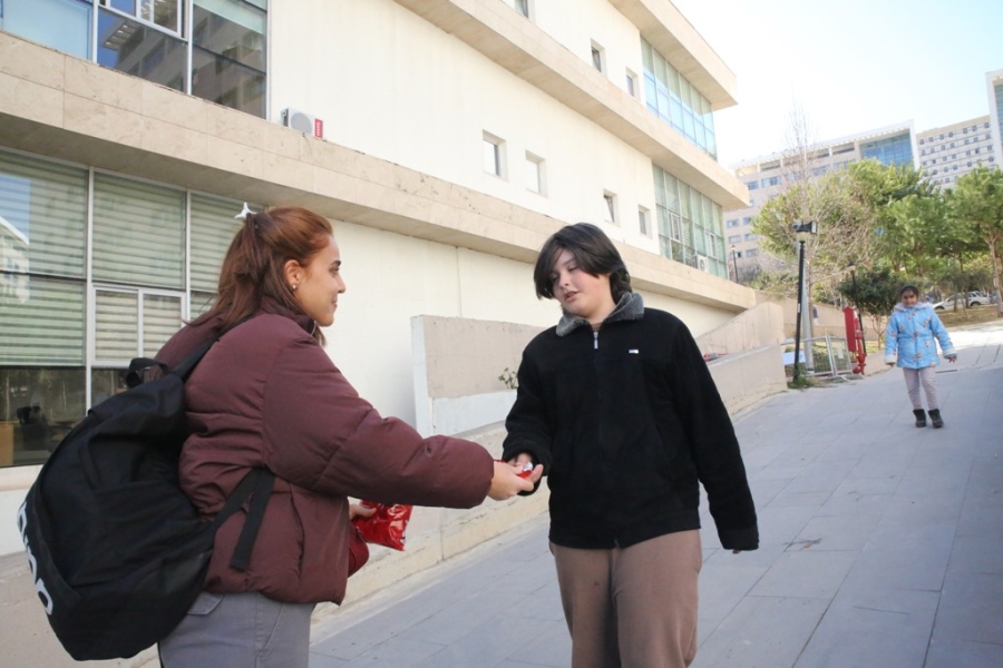 Üniversite öğrencileri kendi malzemelerini depremzedelere bırakıyor