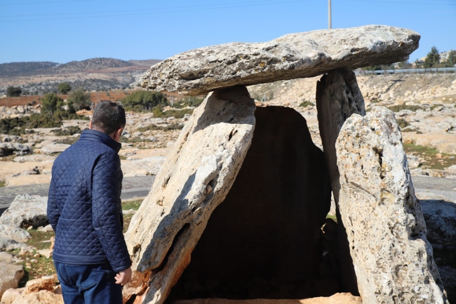 Binaları yerle bir eden deprem dolmen mezarlara hasar vermedi