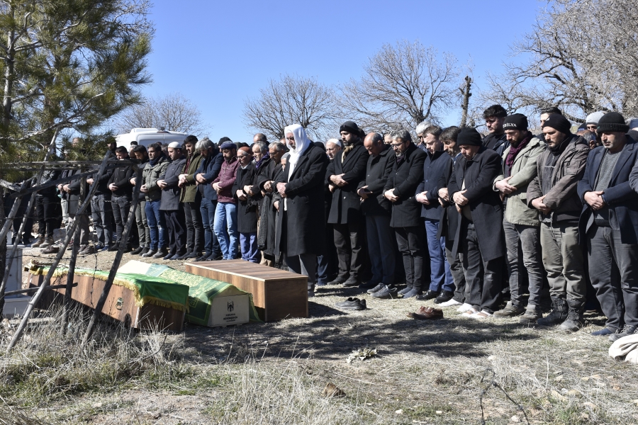 Enkazda hayatını kaybeden anne ve 3 çocuğu yan yana defnedildi