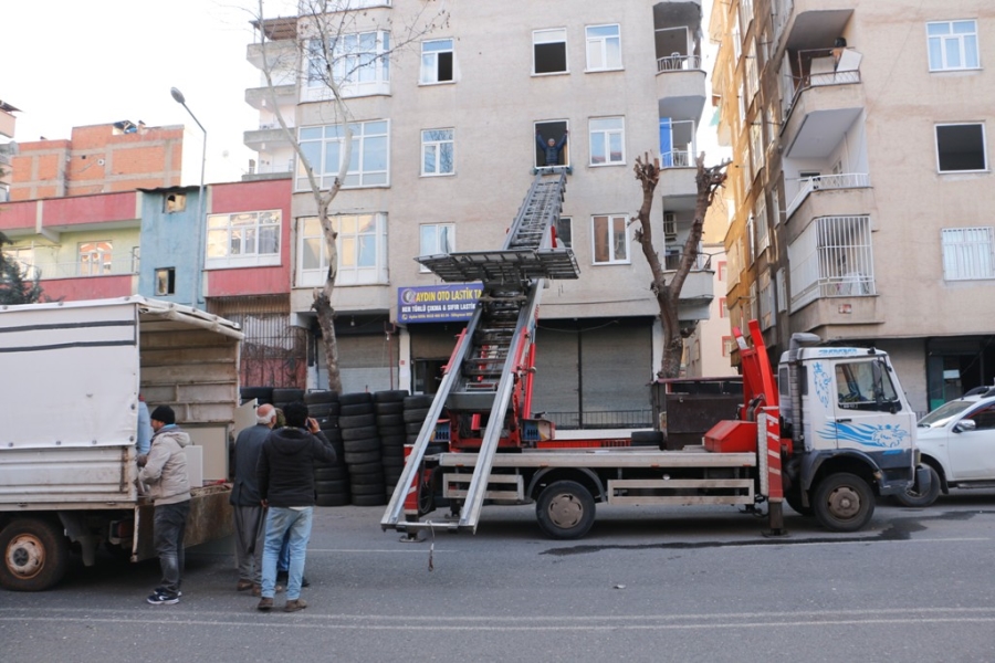 Fırsatçılar deprem dinlemedi eşyalarını kurtarmaya çalışan vatandaşları hedef aldı