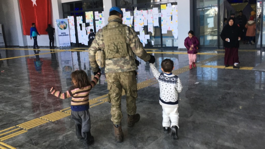 Mehmetçiğin dikkati sayesinde depremzede iki çocuk kaybolmaktan kurtuldu 