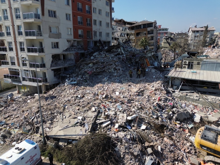 Hatay'da depremin 296. saatinde 3 kişinin kurtarıldığı enkaz dron ile görüntülendi 