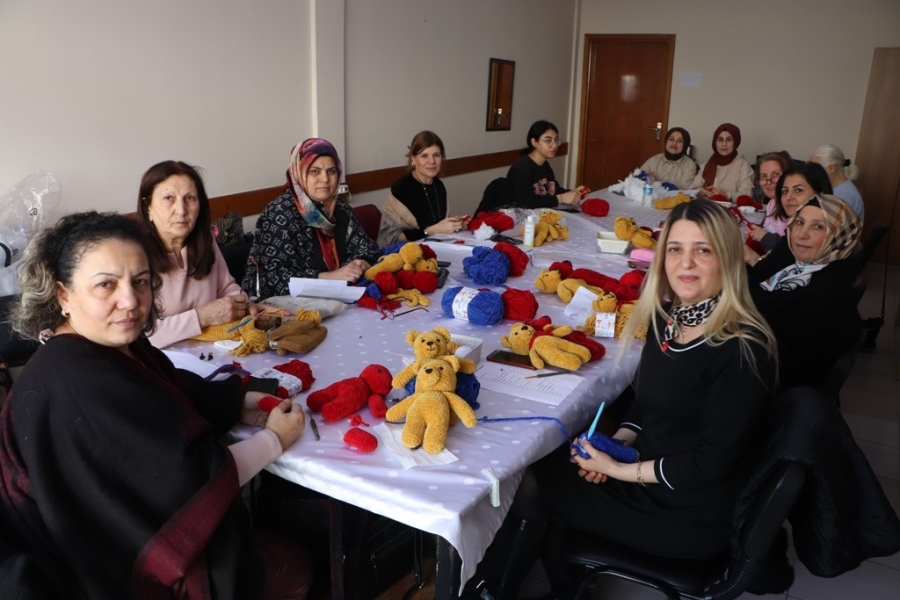 Depremzede çocuklar için örgü oyuncak yapıyorlar