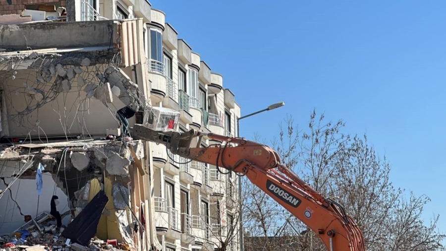 Eşyasını kurtarmaya çalışan depremzede ‘pes’ dedirtti