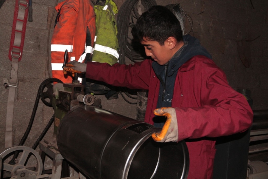 Gönüllü öğretmen ve öğrenciler yaptıkları 100 adet sobayı deprem bölgesine yollayacak