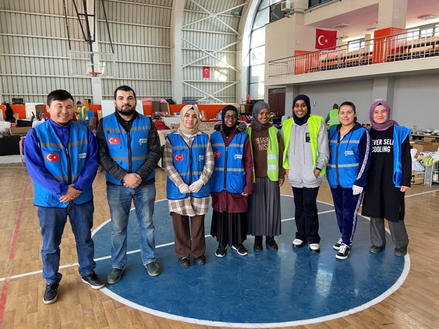 Farklı ülkelerden eğitim için geldikleri Konya'da depremzedeler için el eleler