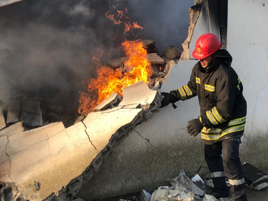 Cizre'de bir fabrika küle döndü