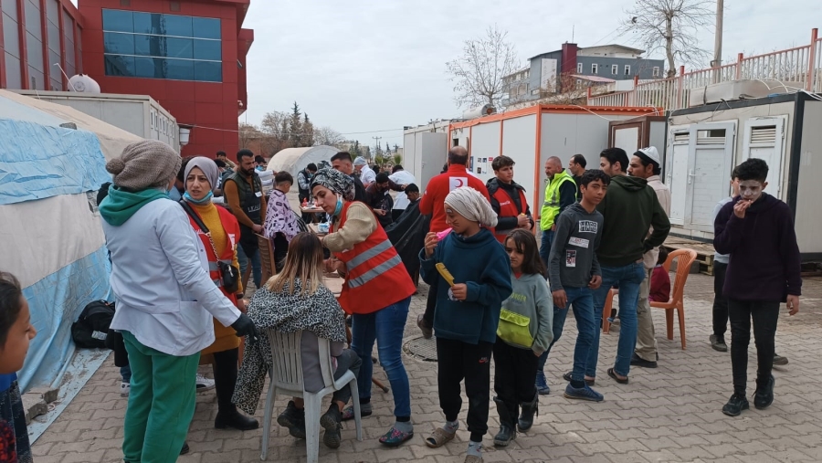 Diyarbakırlı 22 kuaför, Kahramanmaraş’ta depremzedelerin bakımını yaptı