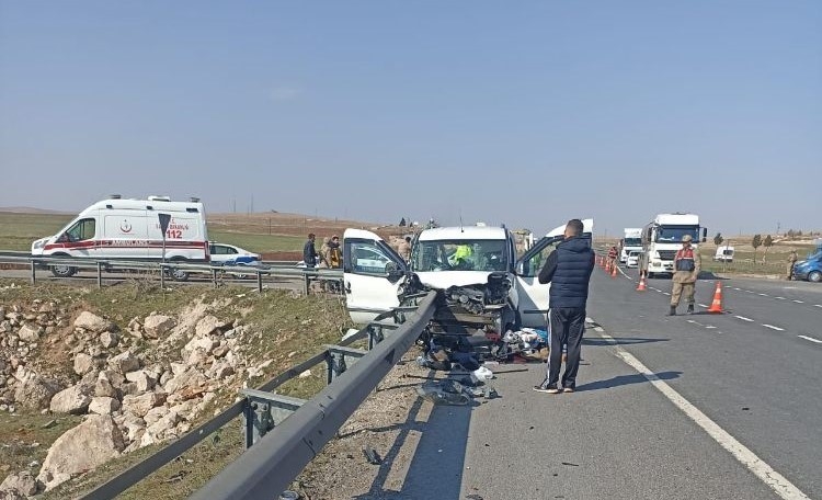 Mardin'de kamyonet bariyerlere ok gibi saplandı: 2 ölü, 3 yaralı