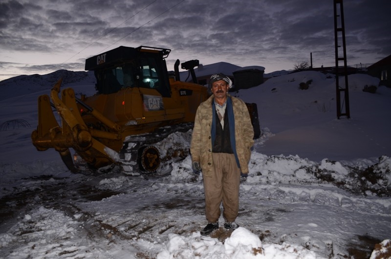 22 GÜNDÜR KAPALI OLAN YOLLAR AÇILDI, YAYLADA KALAN AİLELERE ULAŞILDI