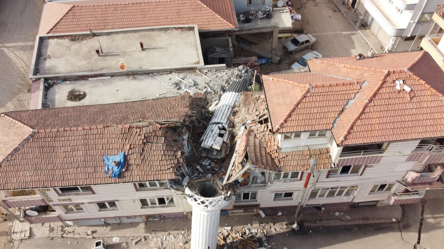 Cami minaresi apartmanı ikiye böldü