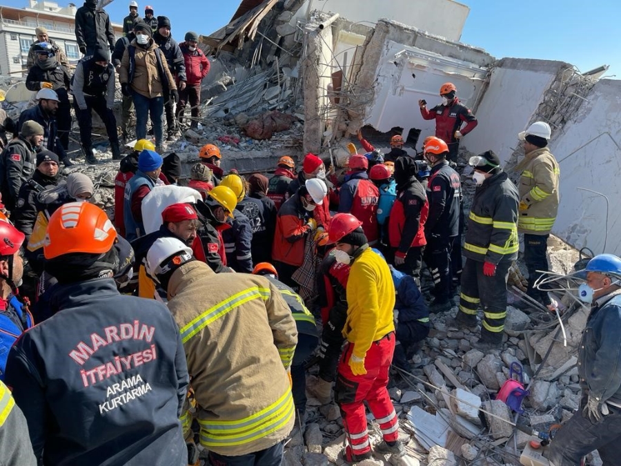 Nurdağı'nda 129. saatte 5 kişilik aileyi kurtaran itfaiye ekipleri duygu dolu anları İHA'ya anlattı