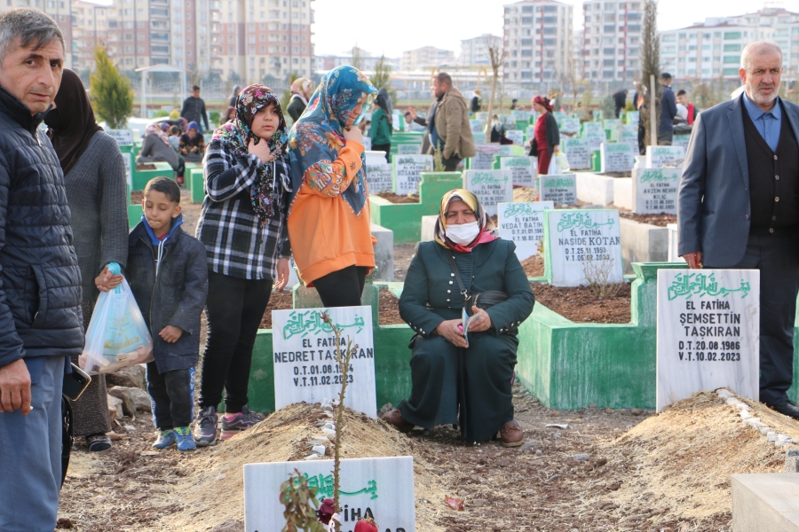 Depremde hayatını kaybedenlerin yakınları mezarlıktan ayrılmıyor