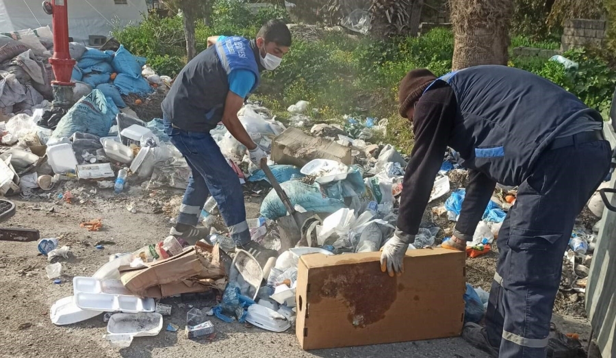 Siirt Belediyesi temizlik ekibi Hatay’da çöpleri topluyor