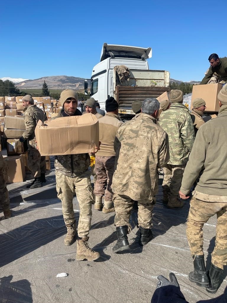 Baykan’dan giden güvenlik korucuları deprem bölgesinde yaraları sarıyor