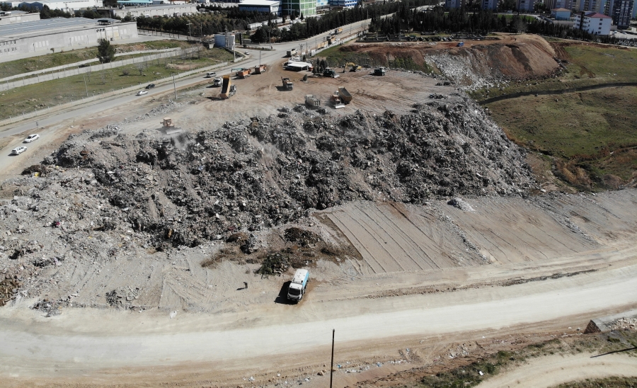 Enkazın döküldüğü dere yatağı moloz dağına dönüştü