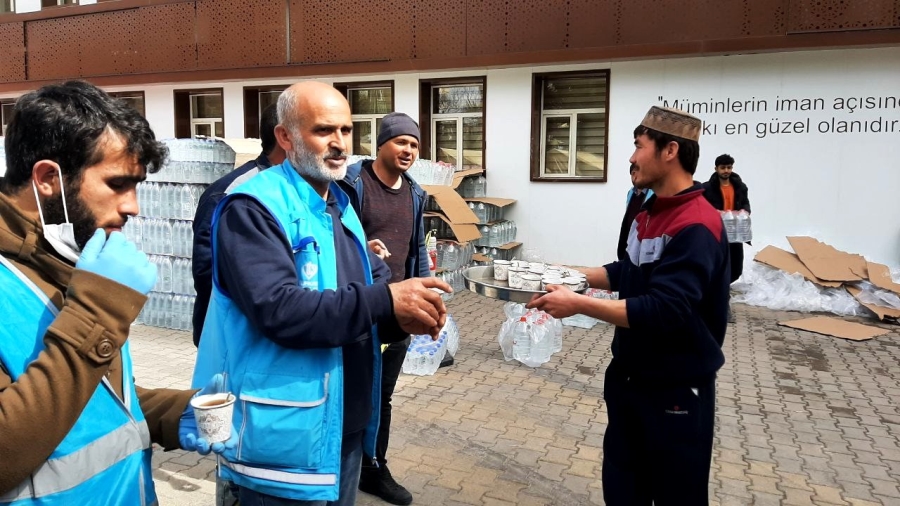 Minare işçisi Afgan vatandaşı depremzedeleri yanlız bırakmadı