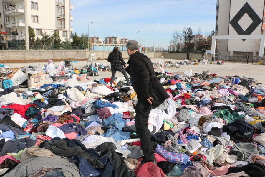 Gözü yaşlı baba 2 çocuğunu kaybetti, geriye enkazdan çıkarılan eşyalardaki kokusu kaldı