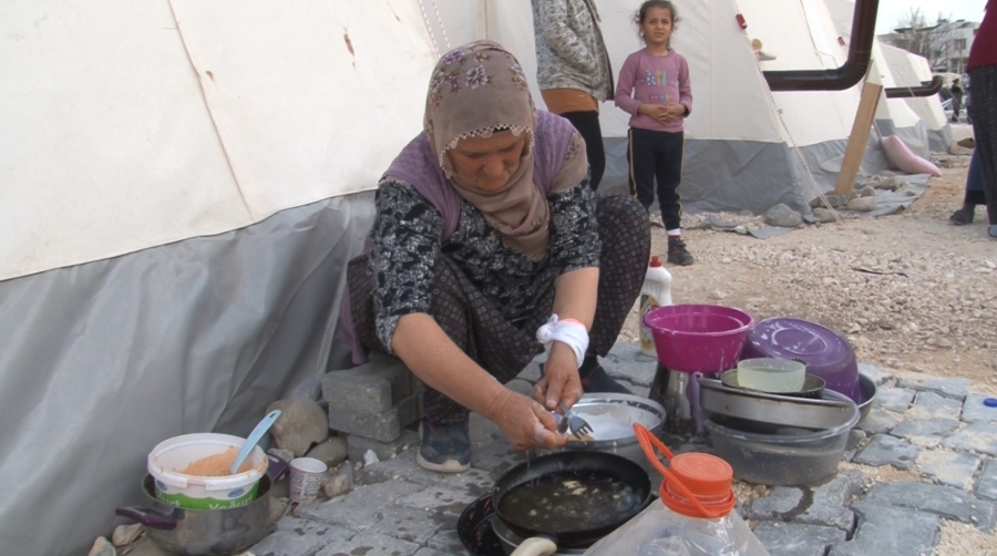 Deprem bölgesinde yükün büyük kısmını kadınlar sırtlıyor