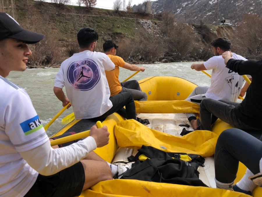 Şırnak'ta raftingciler kadınlar için kürek çekti