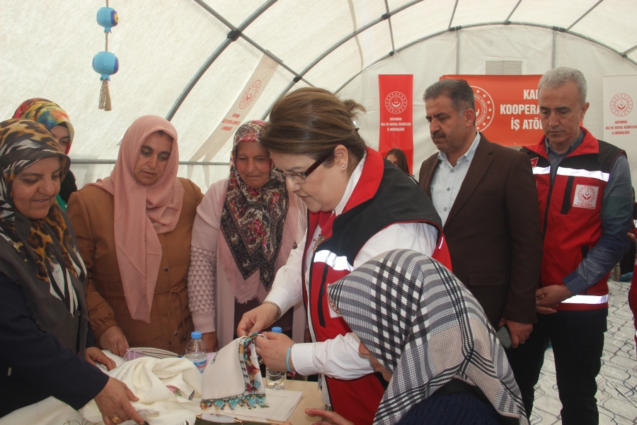 Bakan Yanık depremzede kadınları ziyaret etti