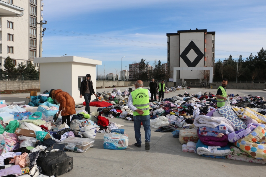 Enkaz eşyaları arasında yakınlarının hatıralarını arayan vatandaş,bulduğu 150 bin değerindeki ziyneti teslim etti