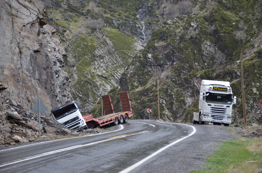 Beytüşşebap'ta virajı alamayan tır yol kenarına savruldu