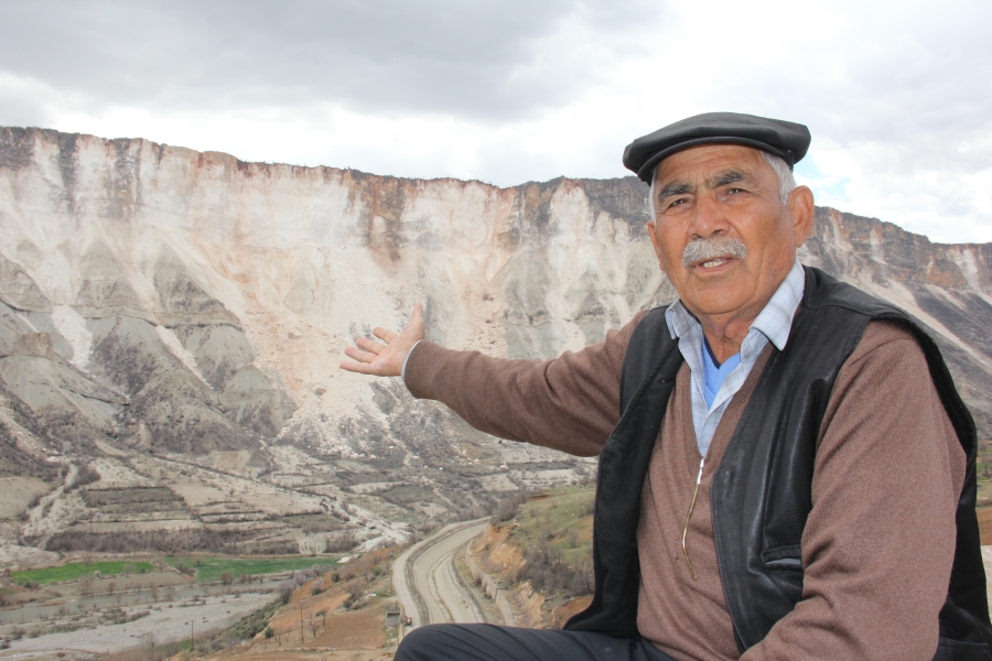 Deprem doğal mağaraların olduğu dağda kopmalara neden oldu