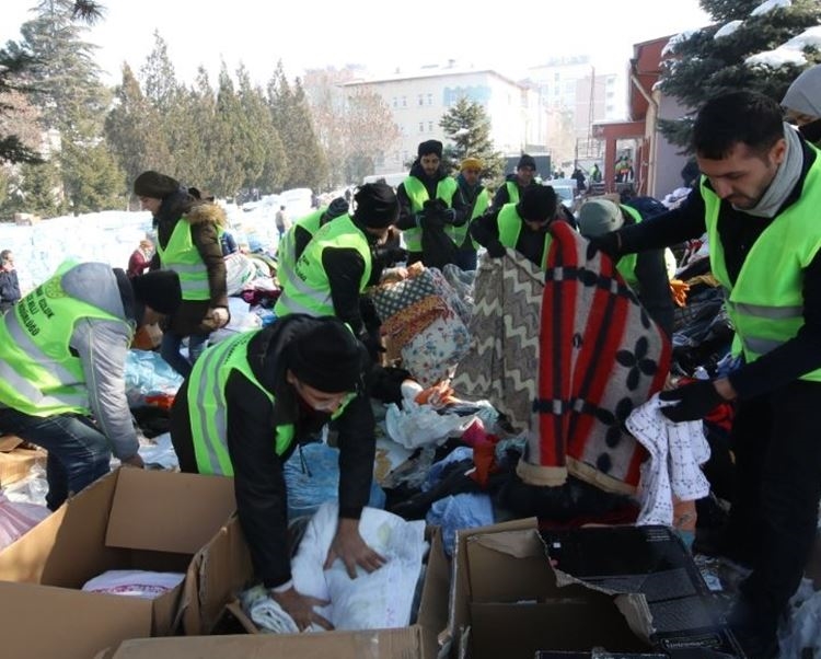 ŞIRNAK BELEDİYESİ DEPREM BÖLGESİNDE YARDIMLARA DEVAM EDİYOR