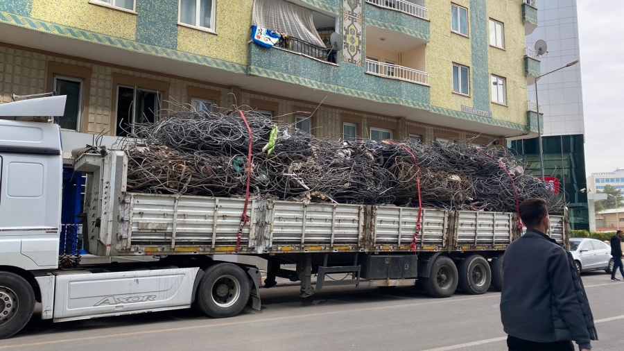 89 kişinin hayatını kaybettiği Diyar Galeria İş Merkezi’nin enkazından demir yığınları çıkartılıyor