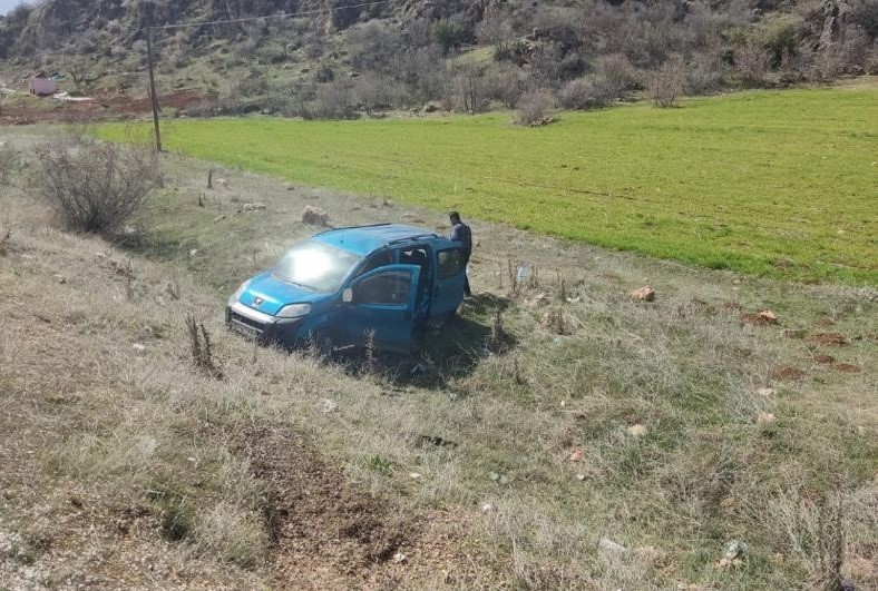 Virajı alamayan hafif ticari araç tarlaya devrildi: 3 yaralı