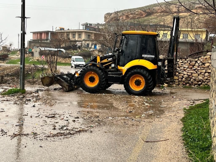 Artuklu Belediyesi ekipleri yağmur mesaisinde