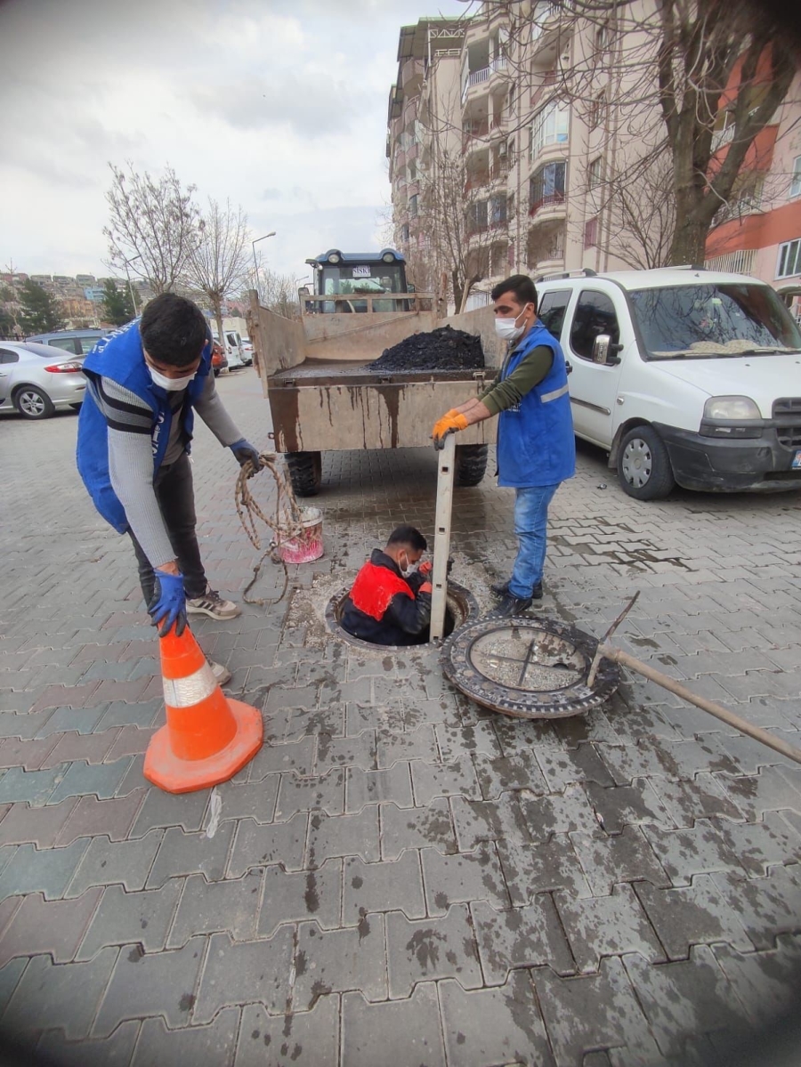 Siirt belediyesi SİSKİ ekiplerince mazgal ve rögarlar temizleniyor