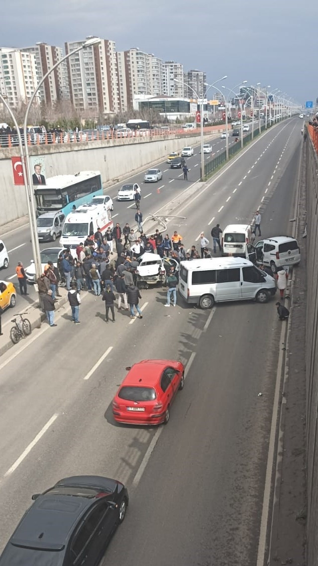 Diyarbakır’da 6 araç birbirine girdi: 3’ü ağır 5 yaralı