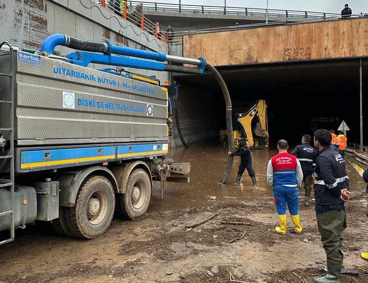 DİSKİ, selden etkilenen Şanlıurfa’da çalışmalarını sürdürüyor