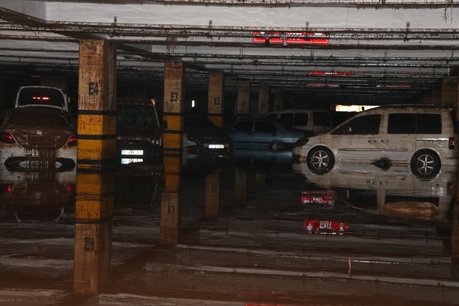 Sele teslim olan Şanlıurfa’da otoparklar araç mezarlığına döndü