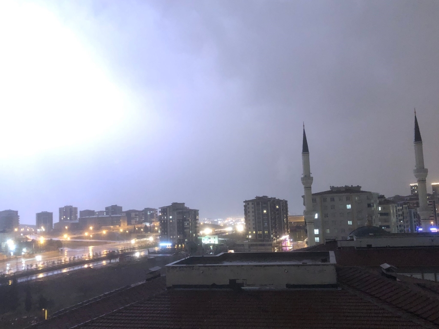 Gaziantep'te şiddetli dolu yağışı kenti beyaza bürüdü